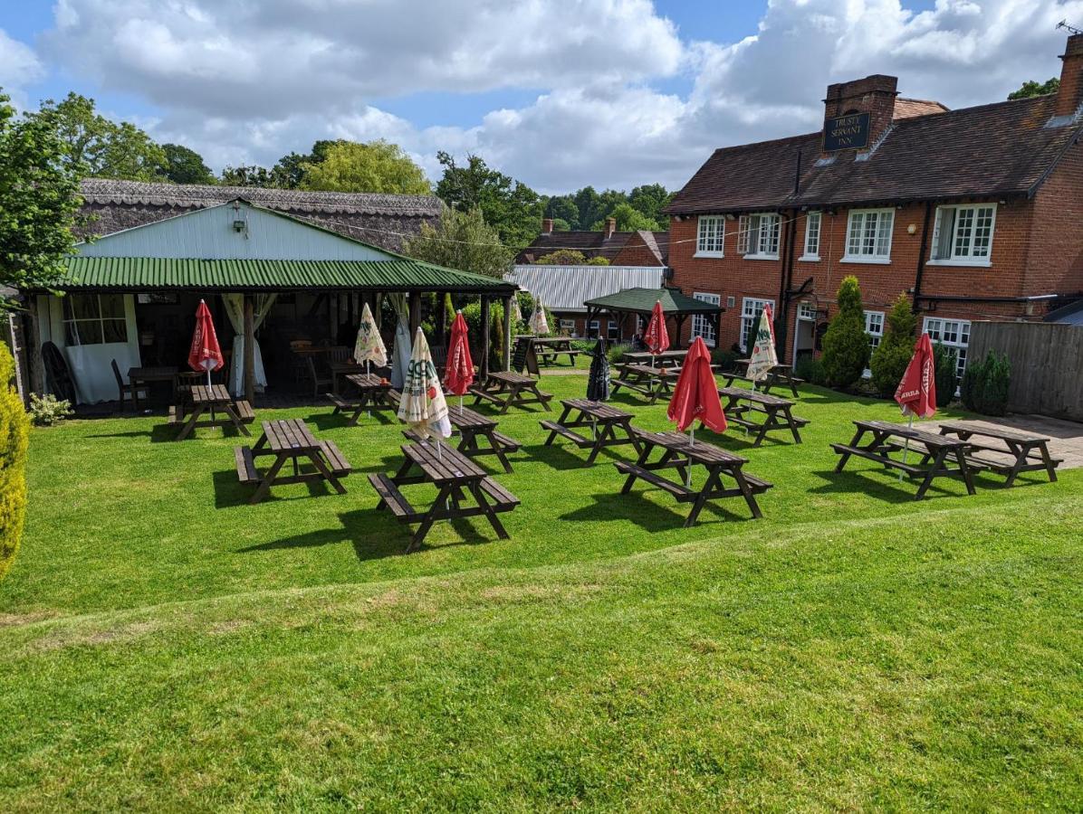 The Trusty Servant Inn Lyndhurst Exterior photo