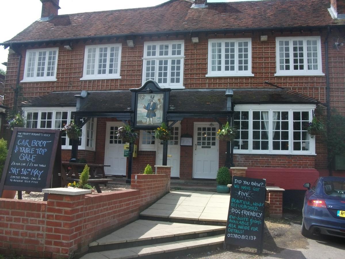 The Trusty Servant Inn Lyndhurst Exterior photo